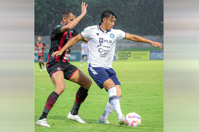 GAGAL PROMOSI: Striker Persiku Chandra Waskito (kanan) berebut bola dengan pemain Persekat Tegal saat laga tandang (15/12) lalu.