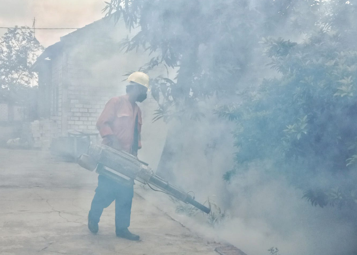 BASMI NYAMUK: Petugas sedang melaksanakan fogging beberapa waktu lalu.