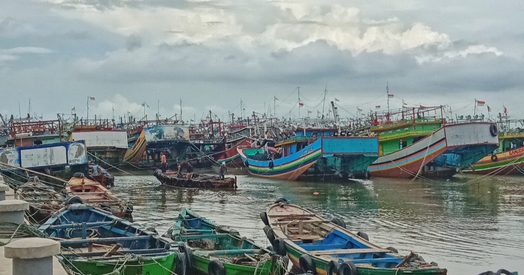 MENEPI: Kapal-kapal berlabuh di area pelabuhan Tasikagung, Rembang baru-baru ini.