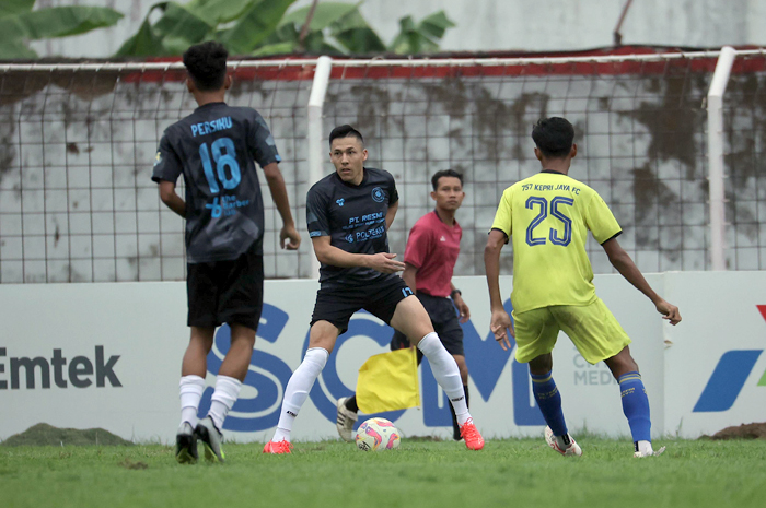BERMAIN MAKSIMAL: Pemain baru Persiku Murod Tuychibaev dipastikan belum bisa tampil di laga melawan Adhyaksa FC.
