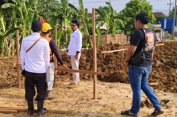 SIAP MAJUKAN DAERAH: CEO, 515 grup, Siswanto menjelaskan progres pembangunan gedung bioskop. Satu sisi mengecek lokasi gedung bioskop.