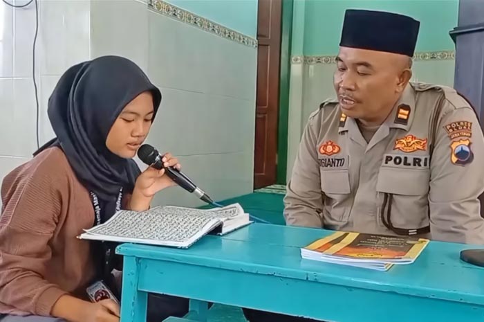 SEMANGAT: Iptu Sugianto saat mengajar membaca Alquran di Masjid Ar-Rahman, Kunden, Blora.