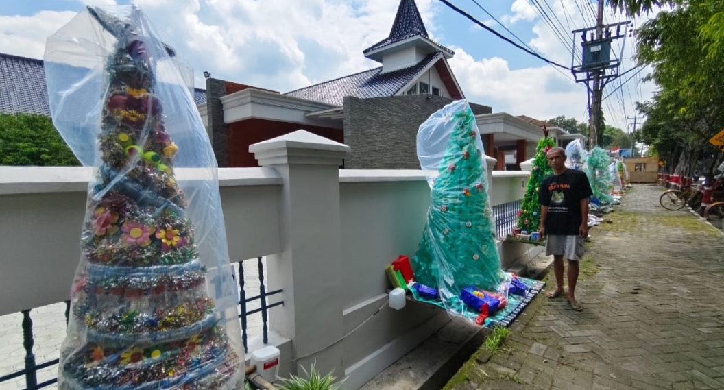 ADU KREATIF: Deretan pohon natal berjejer di depan Gereja Katolik Hati Yesus Yang Maha Kudus di Jenderal Sudirman Purwodadi untuk menyambut Natal 2024.