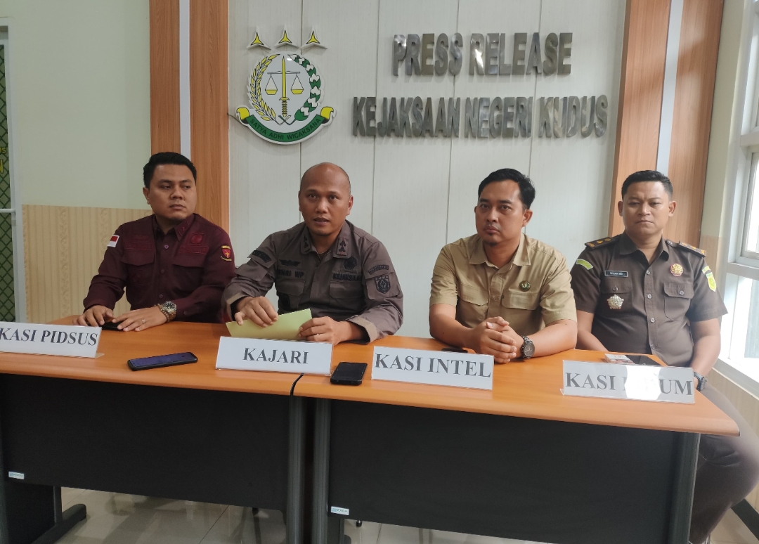 DIUSUT: Kajari Kudus Henriyadi W. Putro (dua dari kiri) membacakan dan mengumumkan tersangka kasus dugaan korupsi SIHT.