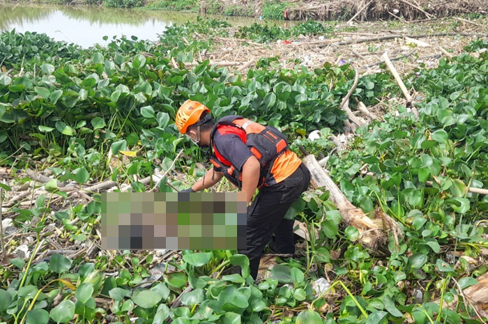 IDENTIFIKASI: Petugas dari BPBD Grobogan dan Inafis Polres Grobogan melakukan identifikasi mayat laki-laki yang ditemukan di pintu Bendungan Kletak, Klambu, Jumat (20/12).