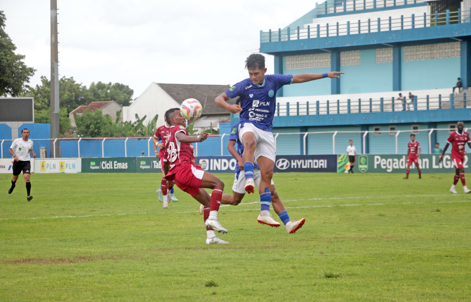 KALAH LAGI: Pemain Persiku Kudus berduel dengan pemain Adhyaksa FC dalam laga lanjutan Liga 2 kemarin.