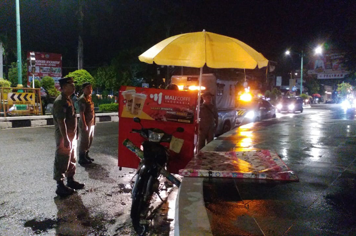 LANGGAR ATURAN: Petugas Satpol PP dan Damkar menertibkan para PKL yang berjualan di kawasan Alun-Alun Jepara 1 kemarin malam.