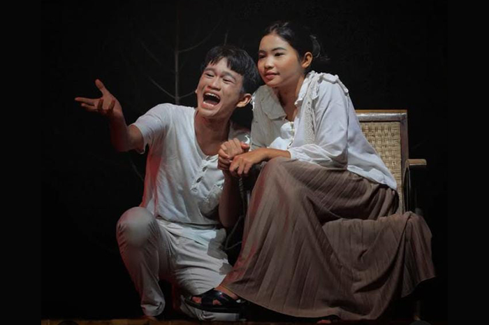 TOTALITAS: Savira Ramadani Harto (kiri) saat memerankan Saena di ajang Festival Teater Pelajar (FTP) Djarum 2024.