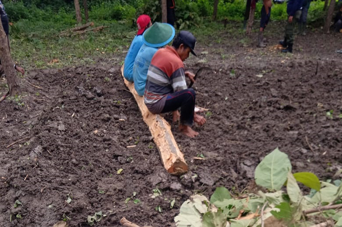 KETAHUAN: Warga Desa Kutukan Kecamatan Randublatung saat di hutan yang diduga sedang menebang pohon.