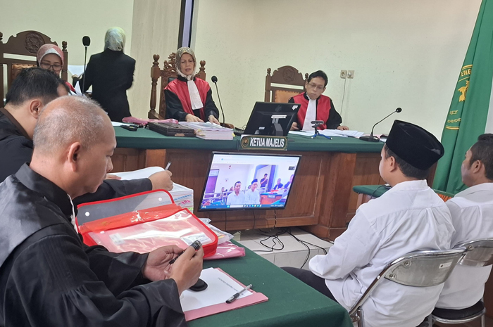BERLANJUT: Guru dan Kepala SDN 2 Sumurgede menjadi saksi di sidang PN Tipikor Semarang, kemarin.