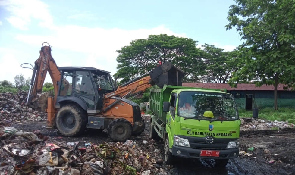 SALAH TEMPAT: Alat berat mengeruk sampah di pasar hewan Sumberjo untuk diangkut ke TPA baru-baru ini.