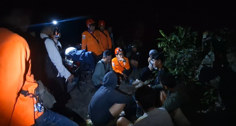 EVAKUSASI: Lima remaja asal Kecamatan Kragan tersesat saat mendaki menuju Puncak Argopuro, Lasem, Jumat (20/12) malam.