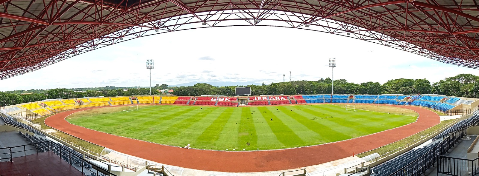CERAH: Pekerja merapikan area lapangan Stadion Gelora Bumi Kartini Jepara setelah pengerjaan renovasi rampung .