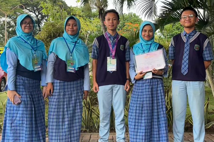 FULL PRESTASI: MAN 2 Kudus menunjukkan piagam penghargaan dari ajang perlombaan bidang riset.