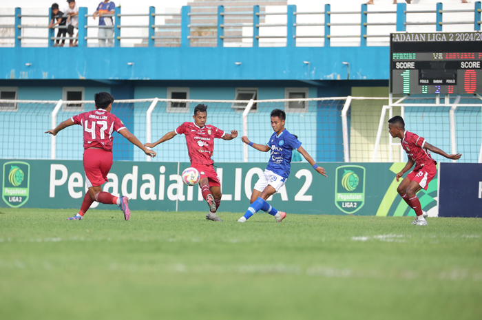 BUTUH STRIKER: Pemain Persiku Hapidin (dua dari kanan) menendang bola ke arah pertahanan Adhyaksa FC.
