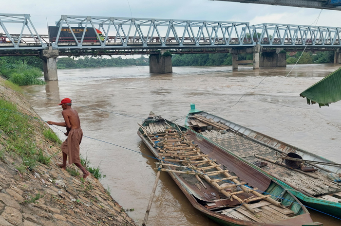 BAHAYA: Kondisi air di Sungai Bengawan Solo, Cepu kondisi siaga hijau.