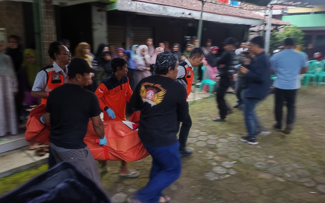 TANDA TANYA: Polisi mengevakuasi korban pasangan suami istri yang tewas di rumahnya yang berlokasi di Desa Ternadi, Kecamatan Dawe.