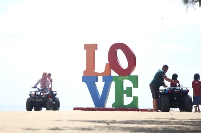 MANTAI: Warga menikmati pantai Karang Jahe di Punjulharjo Rembang yang menjadi lokasi PKH Jateng Fest 2024.