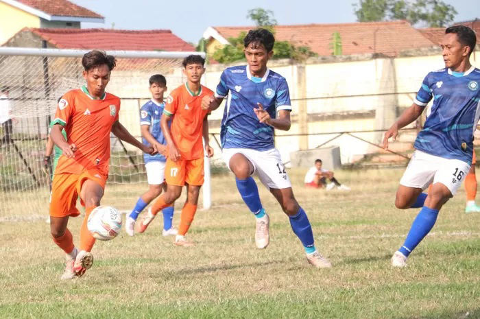 BERBUT BOLA: Pemain PSIR Rembang berbut bola saat laga kadang tahun lalu.