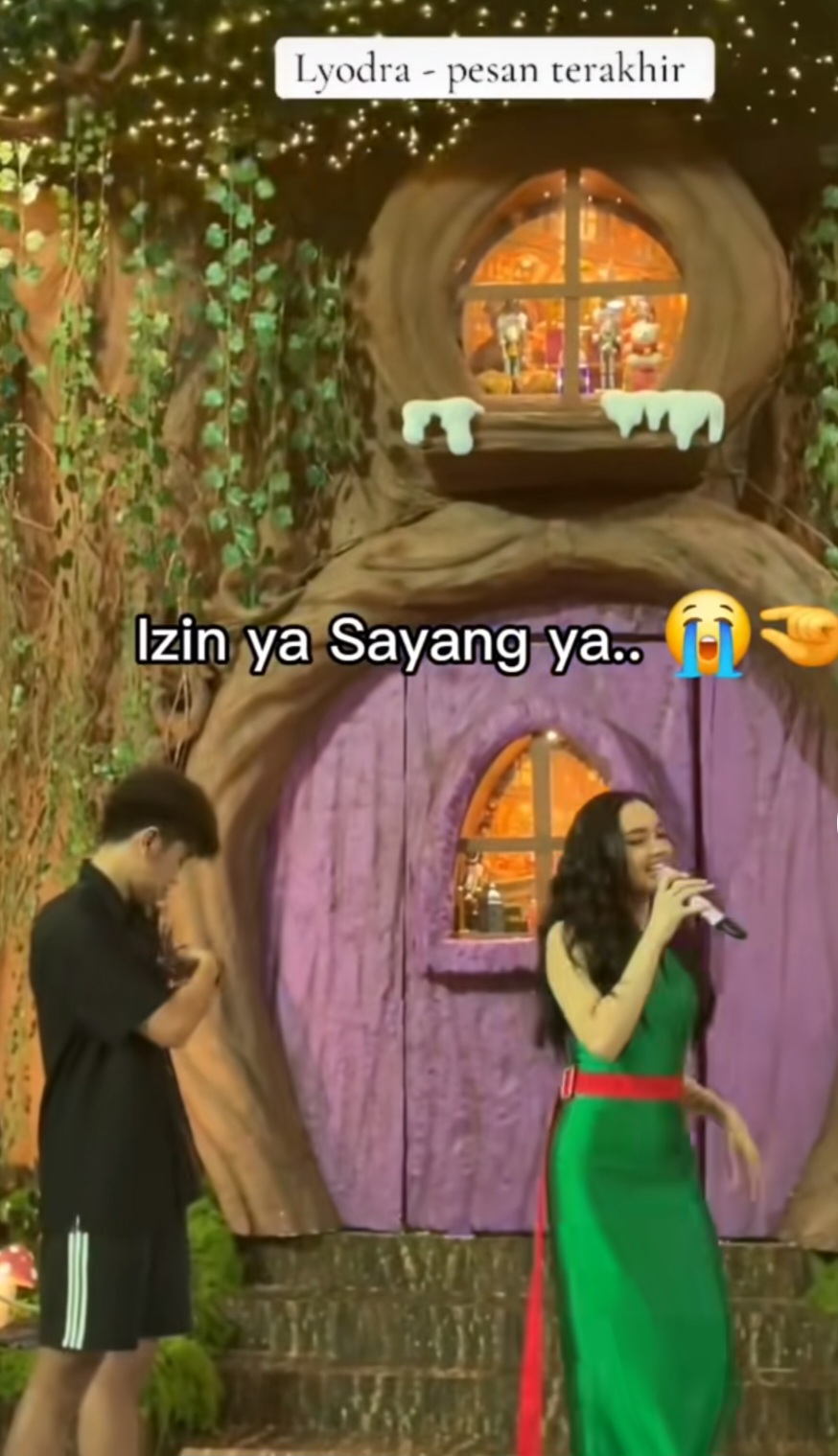 IZIN KE PACAR: Momen Lyodra Ginting izin ke pacaranya Randy Martin saat akan menggenggam tangan fanboy