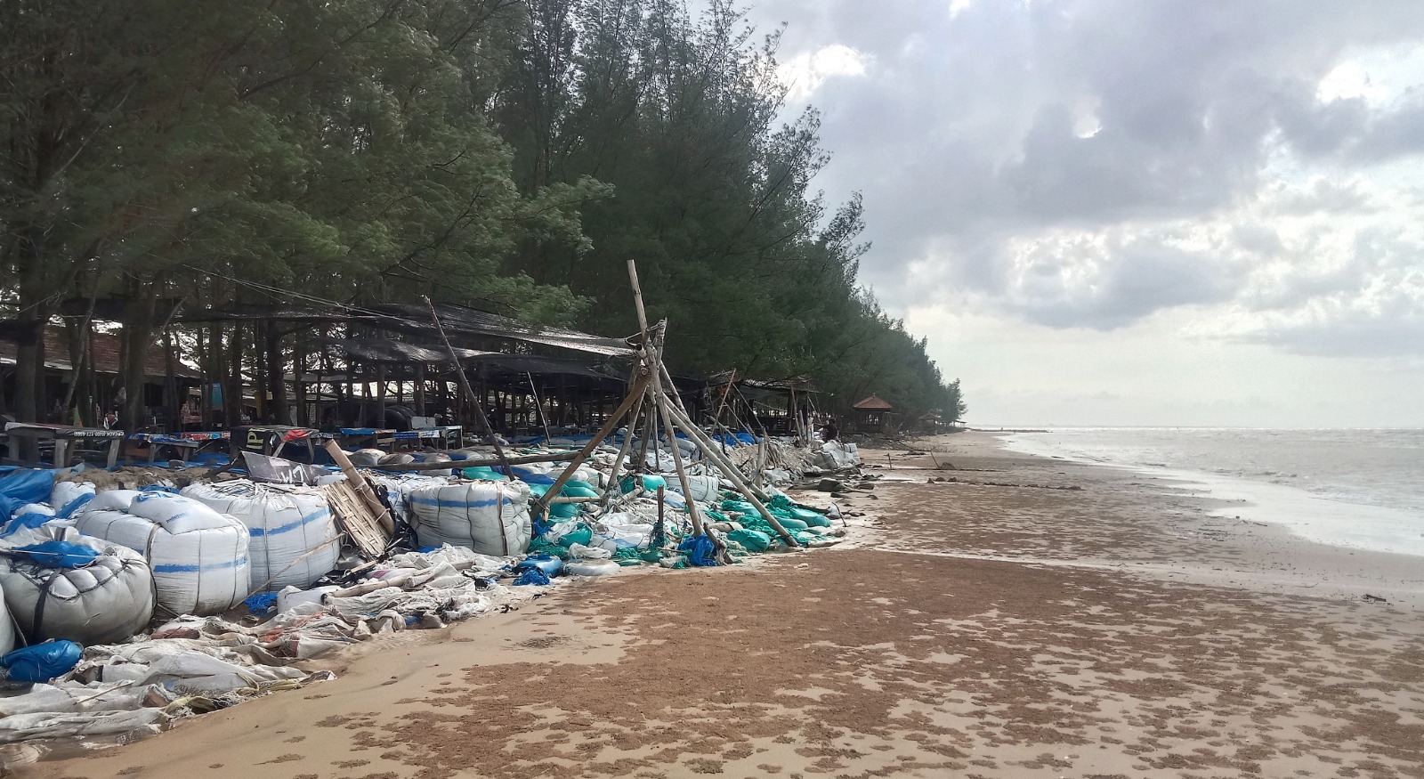 TANGGUL SEMENTARA: Warga sedang membuat tanggul dari karung yang diisi pasir di area Pantai Caruban, Lasem, Rembang, baru-baru ini.