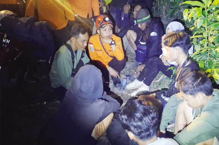CEK KONDISI: Tim SAR mengecek kondisi lima remaja yang tersesat saat hendak naik ke puncak Ngargopuro, Kecamatan Pancur, Sabtu dini hari.