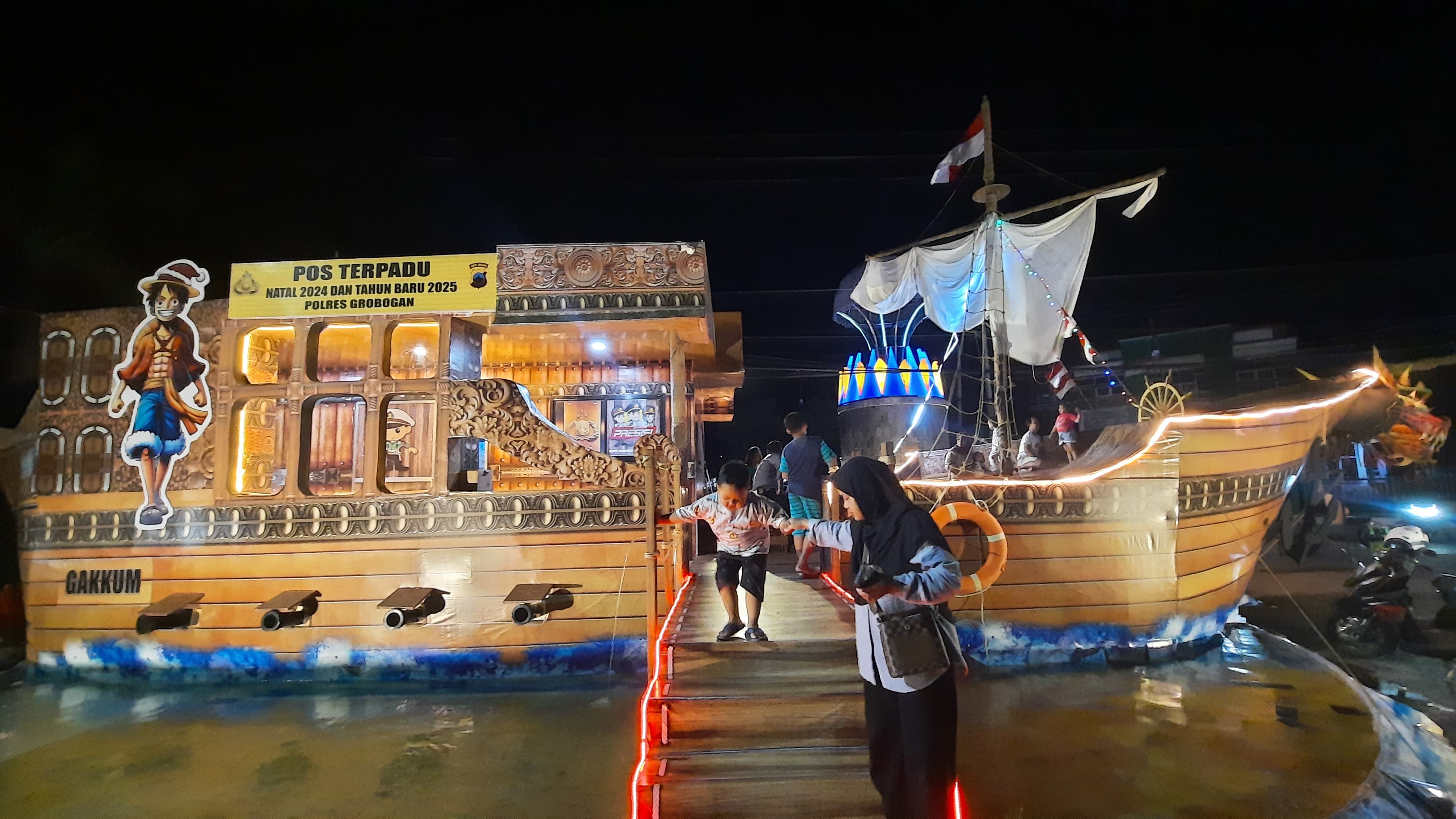 ANTUSIAS: Warga saat antusias saat mengunjungi Pos Terpadu kapal bajak laut