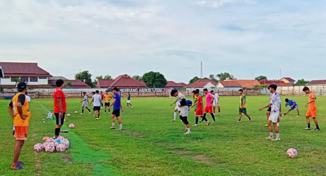 PEMANASAN: Calon pemain PSIR Rembang saat berlatih bersama di Stadion Krida Rembang pada Senin (23/12).