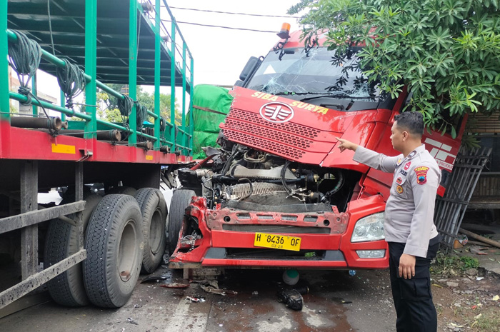 DIEVAKUASI: Polisi menunjukkan truk yang mengalami kecelakaan beruntun.