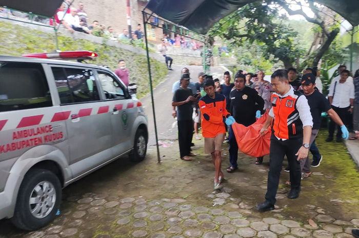 TANDA TANYA: Polisi mengevakuasi korban pasangan suami istri yang tewas di rumahnya yang berlokasi di Desa Ternadi, Kecamatan Dawe.