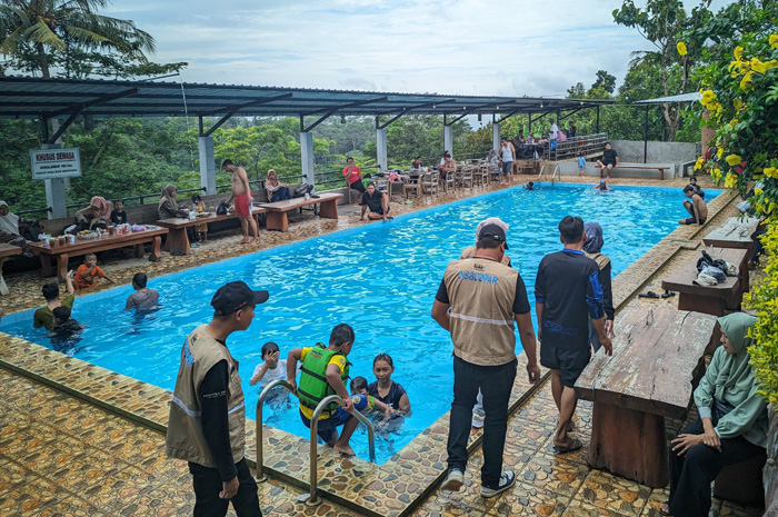 PANTAUAN WISATA: Tim Disbudpar melakukan monitoring di tempat wisata saat liburan Nataru.