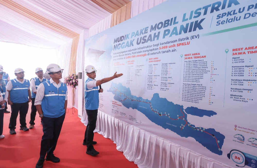 PAPARKAN: Direktur Utama PLN, Darmawan Prasodjo (depan kanan) memaparkan kesiapan infrastruktur pendukung kendaraan listrik menghadapi masa mudik serta libur Natal dan Tahun Baru 2025.