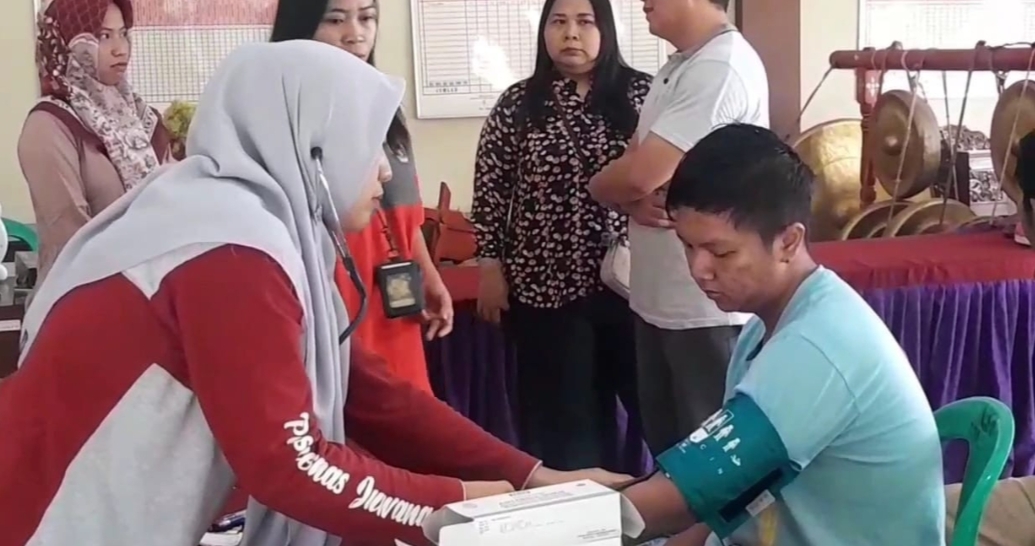 PERIKSA: Petugas kesehatan saat memeriksa warga Desa Tluwah, Juwana, Kabupaten Pati yang mengalami keracunan massal setelah mengonsumsi makanan dari hajatan pada Senin (23/12) malam.