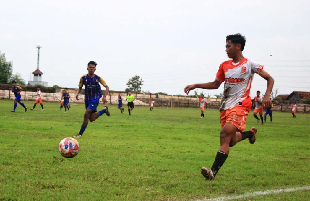 BEREBUT BOLA: Bek sayap kiri PSIR Rembang, Bahtiar saat mencoba mengirim umpan silang dalam laga PSIR vs Mitsubishi Pati di Stadion Krida Rembang pada Rabu (25/12).