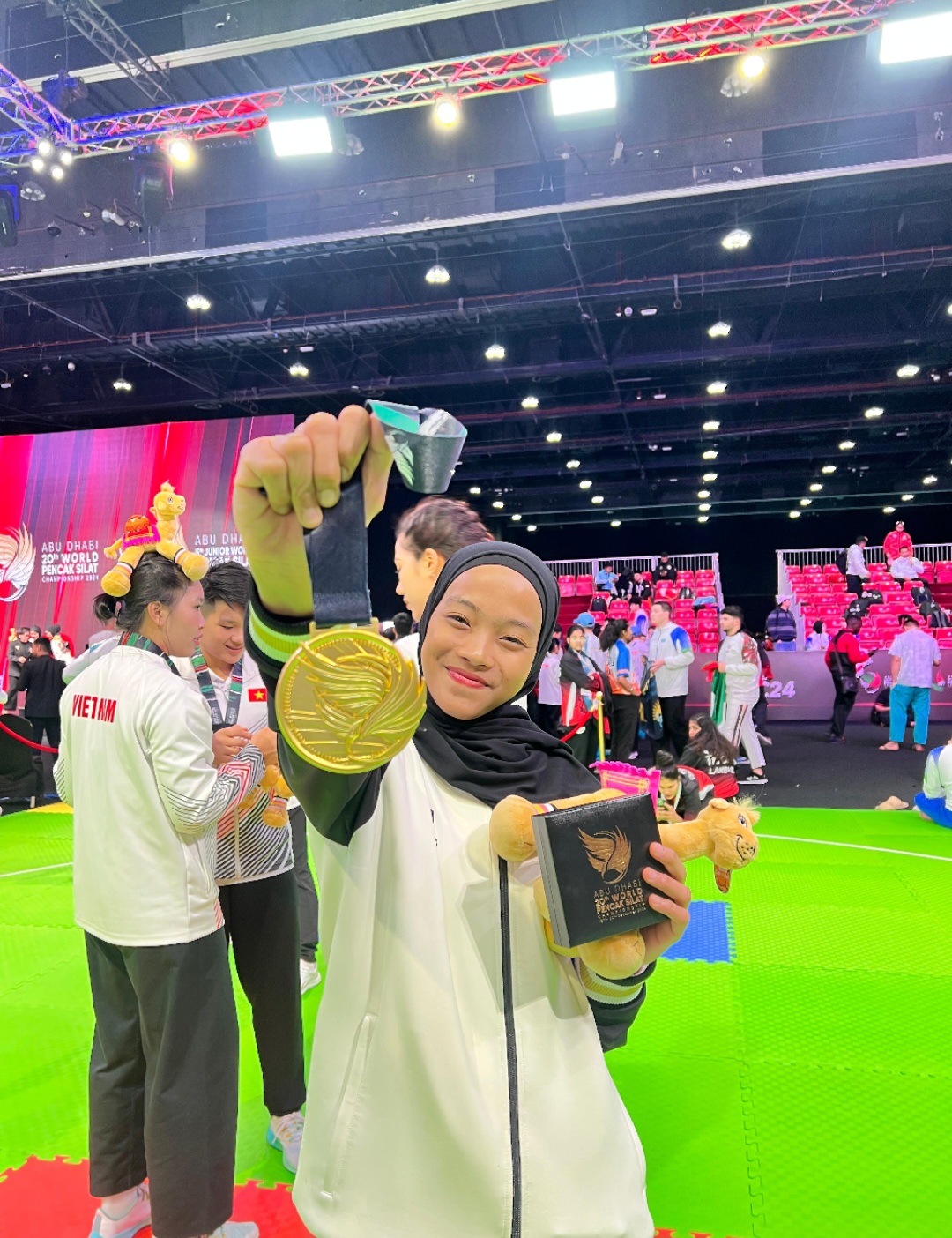 MEMBANGGAKAN: Pesilat asal Kudus Safira Dwi Meilani menunjukkan medali emasnya usai menjuarai World Pencak Silat Championship 2024 Abu Dhabi.