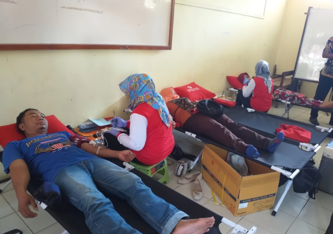 DONOR: Salah seorang warga saat mendonorkan darah di PMI Blora baru-baru ini.