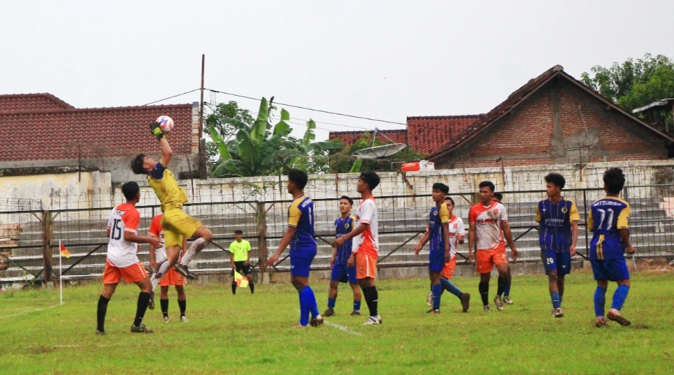 PENYELAMATAN: Kiper Mitsubishi Pati FC sedang menghalau bola saat berlaga melawan PSIR di Stadion Krida Rembang pada Kamis (26/12).