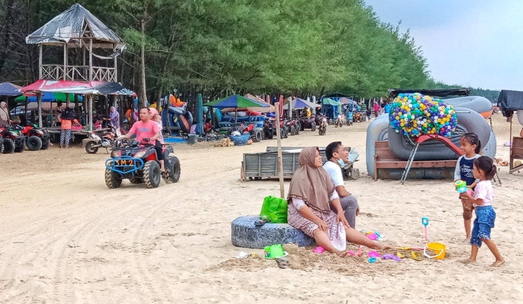 WISATA: Sejumlah pengunjung saat berwisata di Pantai Karangjahe Rembang baru-baru ini.