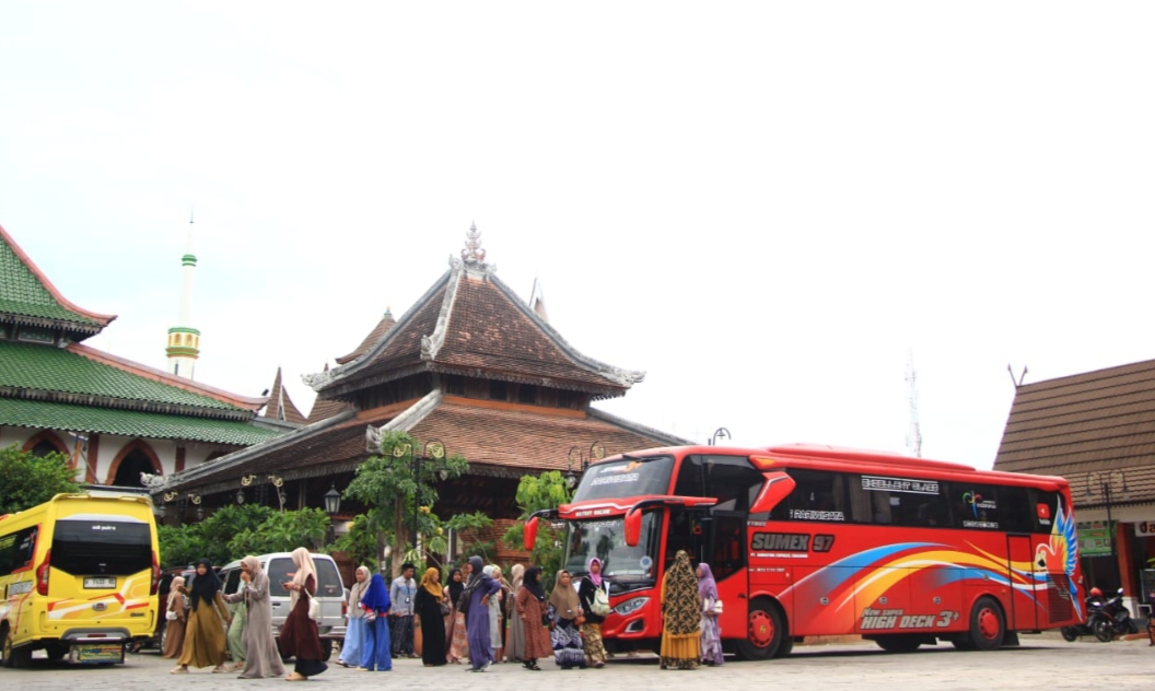 TURUNKAN PENUMPANG: Rombongan peziarah turun dari bus untuk berziarah ke makam mbah Sambu (Sayyid Abdurrahman) baru-baru ini.