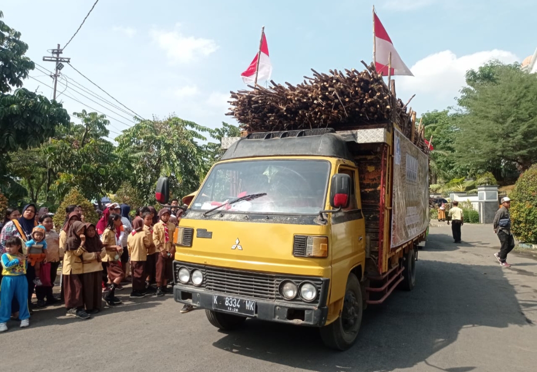 LEWAT: Satu unit truk sedang mengangkut hasil panen tebu beberapa waktu lalu saat musim giling tiba.