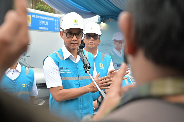 Direktur Utama PLN Darmawan Prasodjo memastikan kesiapan infrastruktur pengisian daya kendaraan listrik dengan melakukan rangkaian inspeksi SPKLU di Trans Jawa, pada Rabu (25/12).