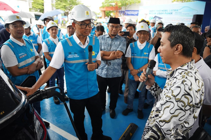 Direktur Utama PLN, Darmawan Prasodjo menyapa pengguna kendaraan listrik yang sedang melakukan pengisian daya di SPKLU di Rest Area KM 519A Ruas Tol Solo-Ngawi, Jateng.