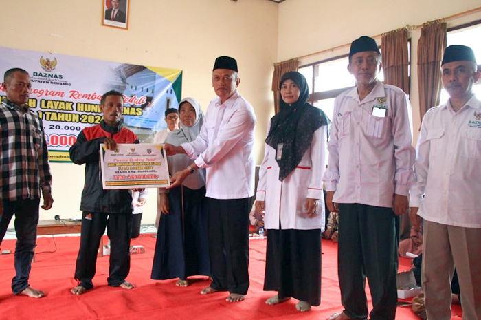 DISALURKAN: ketua Baznas Rembang, Moh.&nbsp;Ali Anshory didampingi pengurus menyerahkan bantuan RLHB di aula kantor Baznas Rembang.