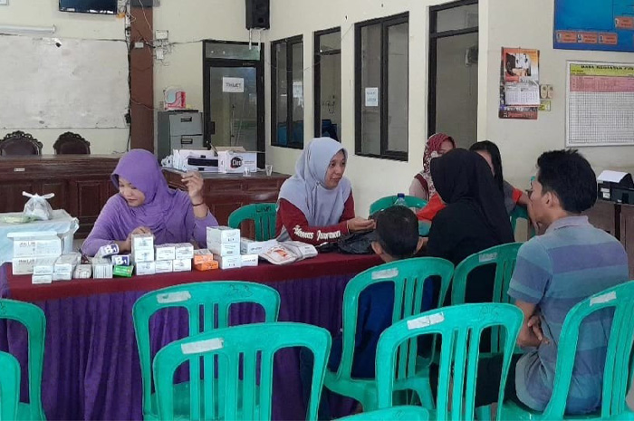 DIPERIKSA: Warga Desa Tluwah, Juwana, Pati, mendatangi posko kesehatan di Balai Desa Tluwah.
