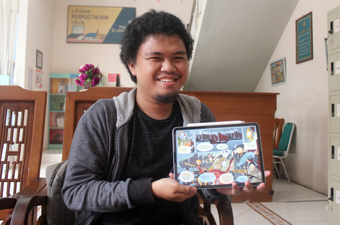 BERKARYA: Akbar El Ramadhan menunjukkan komik karyanya yang memenangkan International Cartoon & Comic Contest.