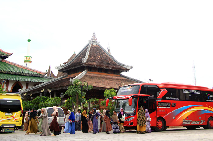 TURUNKAN PENUMPANG: Rombongan peziarah turun dari bus untuk berziarah ke makam mbah Sambu (Sayyid Abdurrahman) kemarin.