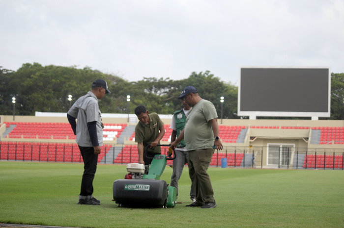TRANSFER ILMU: Petugas pemelihara lapangan Stadion GBK Jepara mempelajari kegunaan alat perawatan rumput kemarin.