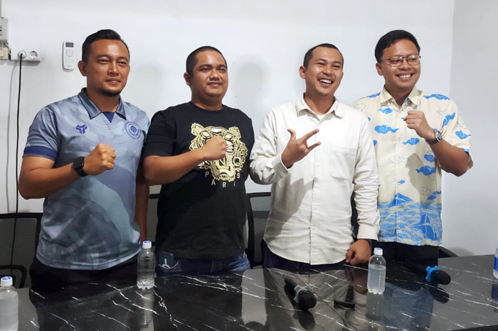 MEMBANGUN LAGI: Dari kiri, Manajer Persiku Denny Rumba, Wakil Presiden Klub M. Ilham Akbar, Direktur Utama Abdul Fuad, dan Perwakilan Pemilik Saham Irwansyah usai perombakan manajemen di Stadion Wergu