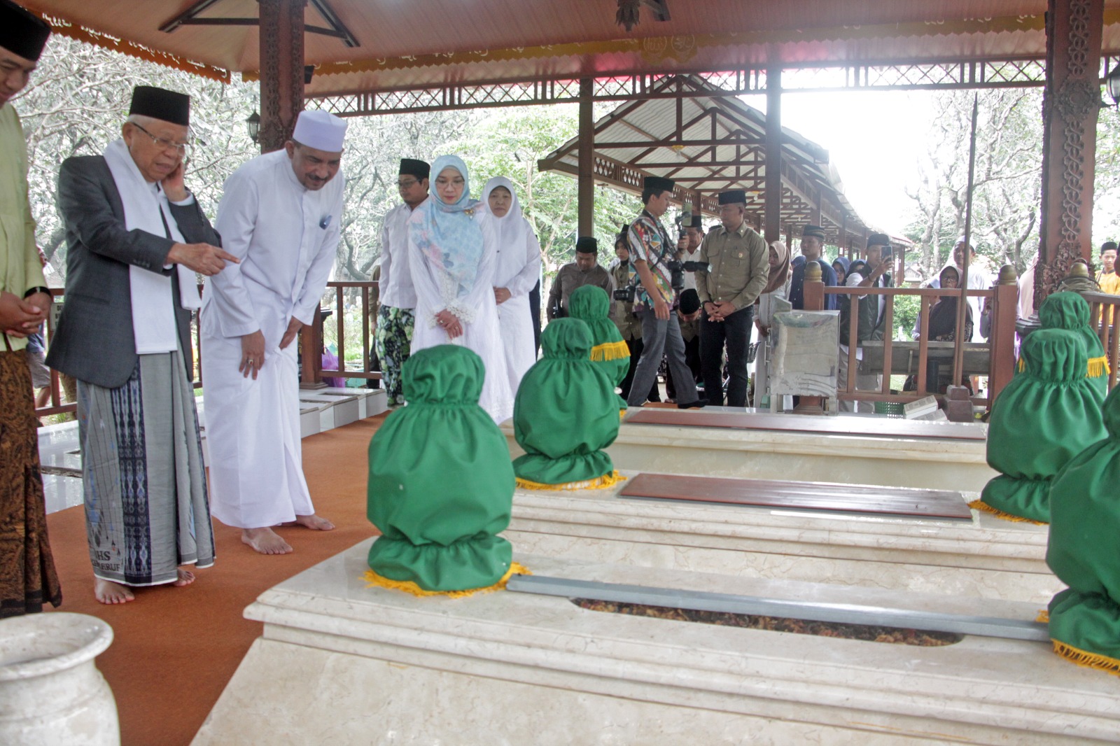 KUNJUNGI KUDUS: KH Ma&rsquo;ruf Amin ziarah di makam Habib Ja&rsquo;far Al Kaff yang berada di Makam Umum Ploso, Kecamatan Jati, Kudus.