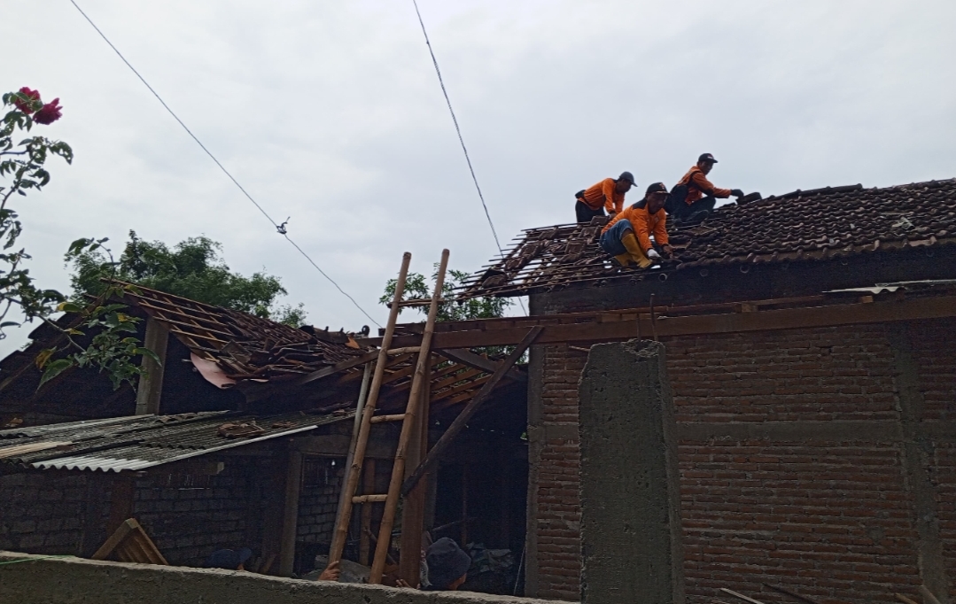 PERBAIKI: Sejumlah petugas saat membantu memperbaiki rumah warga di Winong, Pati baru-baru ini.